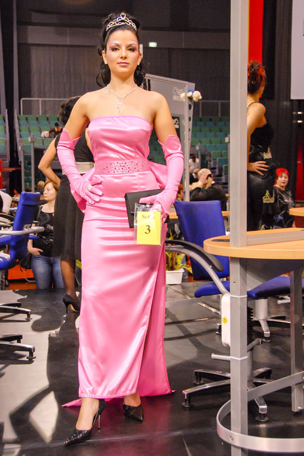 Model im pinkfarbenen Kleid